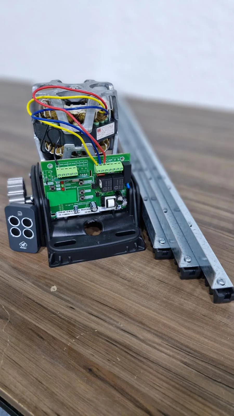 Kit motor deslizante Rocket com central, controle remoto e cremalheira — instalado pela Facilita